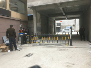 徐州何桥文庭雅苑车牌识别道闸，人行小门安装完毕